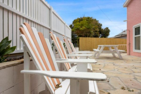 The Pink Lodge, Lorne